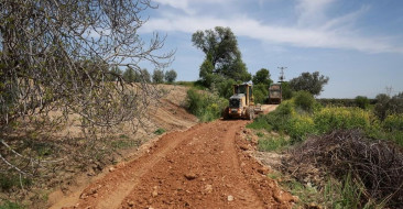 Manisa ovasında yol düzenleme çalışmaları hızla devam ediyor, çiftçilere daha konforlu ulaşım hedefleniyor.