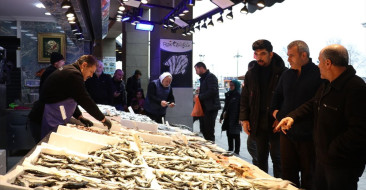 Trabzon'da ramazan ayında balık tezgahları dolup taşıyor. Fiyatlar ve çeşitler dikkat çekiyor.
