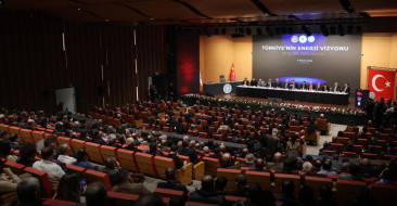Enerji ve Tabii Kaynaklar Bakanı Bayraktar, Türkiye’nin enerji vizyonuna ilişkin dikkat çeken açıklamalarda bulundu. Türkiye’nin yalnızca doğal gaz ve petrol arayan değil, aynı zamanda bu kaynakları üretip ekonomiye kazandıran bir ülke haline geldiğini vurgulayan Bayraktar, uzun yıllardır hedeflenen nükleer enerjinin de artık bu denklemde yer alması gerektiğini söyledi.