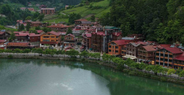 Uzungöl'de yaz sezonuyla otellerin doluluk oranı yüzde 60'a ulaştı. Yerli ve yabancı turistler bölgeye akın ediyor.