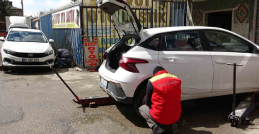 Van'da kış lastiği uygulaması sona erdi, ancak kar nedeniyle 40 yol kapalı. Lastikçilerde yoğunluk arttı.