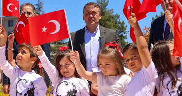 1071 öğrencinin emeğiyle hazırlanan mozaik Türk bayrağı açıldı