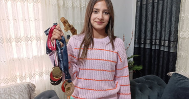 13 Yaşındaki Emine Elif, Sırıkla Atlama Türkiye Rekorunu Kırdı