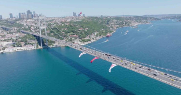 15 temmuz şehitler köprüsü’ne asılan dev Türk bayrağı havadan görüntülendi