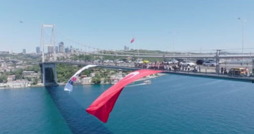 15 Temmuz’da Türkiye’nin simge köprüleri dev Türk bayraklarıyla donatıldı