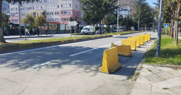 15 Temmuz'dan Kalma Beton Bloklar Araç ve Yayaları Zorluyor