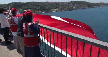 15 Temmuz'un 10’uncu yılında dev Türk bayrağı 15 Temmuz Şehitler Köprüsü’ne asıldı