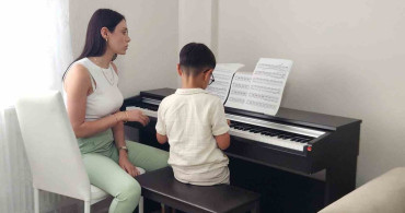 2 yaşında piyano çalmaya başlayan Demirhan Gündoğdu, Fazıl Say gibi sahnelere çıkmayı hedefliyor