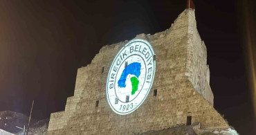 3 bin yıllık Birecik Kalesi’nde 15 Temmuz’a özel ışık gösterisi