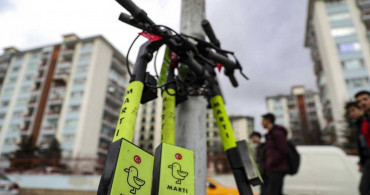 3 kişi scooter’a bindiler: Bebeğin hayatını da riske ettiler
