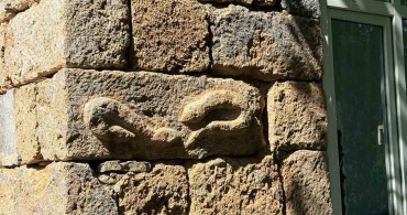 30 yıl önce kendi emeğiyle yaptığı ev turistlerin ilgi odağı oldu