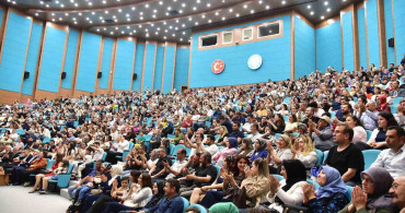 300 Çocuk Tek Sahne'de Büyüleyici Konser