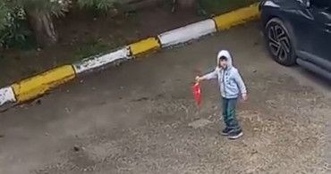 5 Yaşındaki Miraç Akpınar Türk Bayrağını Kaldırdı