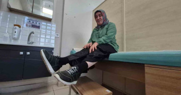 51 yaşındaki kadın, doğuştan çarpık ayak rahatsızlığı sonrası ilk kez ayakkabı giydi