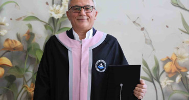 55 yaşında üniversite hayaline kavuşan adam, 59 yaşında mezun oldu