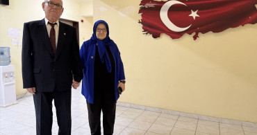 56 Yılın Aşkı: Bodur Çifti Her Zaman Birlikte