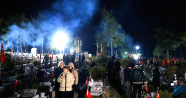 6 Şubat depreminde hayatını kaybedenler mezar başlarında anıldı