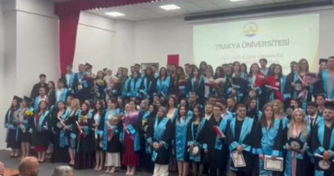 62 yaşında mezun olan Cemile Liman, genç öğrencilerle aynı sıraları paylaştı