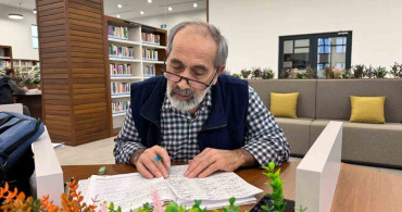 68 Yaşında Kütüphanede Osmanlıca ve Arapça Öğrenen Tuğran Savaş
