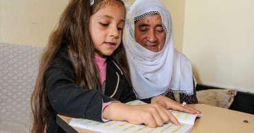 70 Yaşında Torunu Sayesinde Okuma Yazma Öğreniyor
