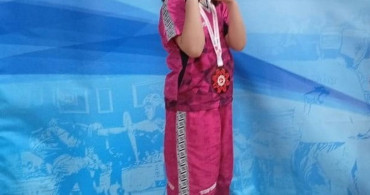 8 Yaşındaki Nebahat Eda Pilge'den Kick Boks'ta Türkiye İkinciliği