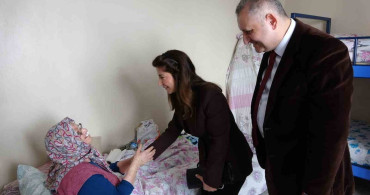 81 Yaşındaki Hasta Saniye Albayrak’a Evde Diş Tedavisi