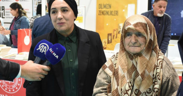 88 Yaşında Okuma Yazma Öğrenen Emine Genç, Kitap Fuarının Onur Konuğu Oldu