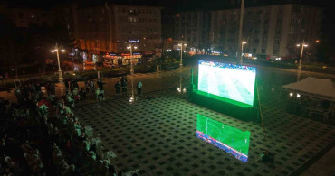 A Milli Futbol Takımı'na Yağmur Altında Destek