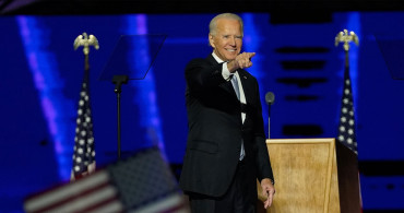 ABD Başkanı Biden'ın ilginç hareketleri son bulmuyor! Ünlü politikacı şimdi de boşlukla selamlaştı!