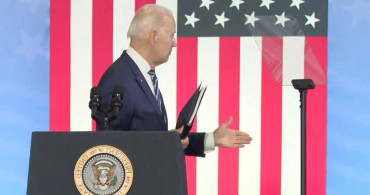 ABD Başkanı Joe Biden etrafında kimse yokken boşlukla tokalaştı: Ülkede gündem oldu