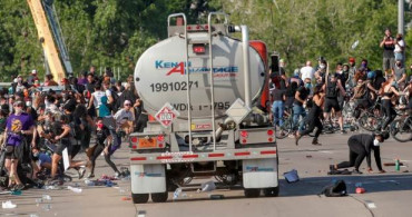 ABD'de Protestocuların Arasına TIR Daldı