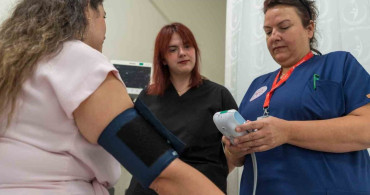 Acil servis hekimi, hemşire annesiyle birlikte omuz omuza hayat kurtarıyor
