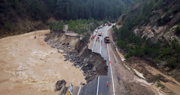 Adana Saimbeyli'de Sağanak Yağış Sonrası Ulaşım Kesildi