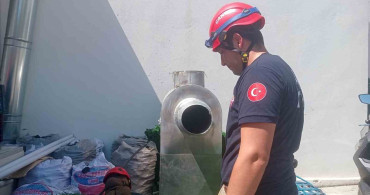 Adana'da araç motoruna giren yavru kedi itfaiye tarafından kurtarıldı