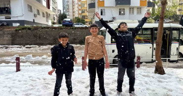 Adana'da Dolu Yağışı Sonrası Çocukların Kar Keyfi