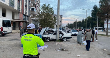 Adana'da Elektrik Direğine Çarpan Araçta 3 Yaralı