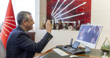 Adana'da Fırtına Ortasında Atatürk Büstünü Korumak için Gençlerle Görüşen CHP Lideri Özgür Özel