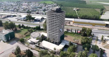 Adana’da hasar gören 16 katlı bina kontrollü olarak yıkıldı