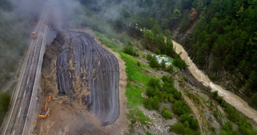 Adana'da Heyelan Nedeniyle Feke-Saimbeyli Kara Yolunda Ulaşım Tek Yönlü Düzenleniyor