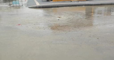 Adana'da İçme Suyu Borusu Patladı, Cadde Gölle Dönüştü