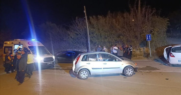 Adana'da İki Araç Çarpıştı: 3 Yaralı