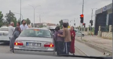 Adana'da Kadınlı Erkekli Kavga Kamerada