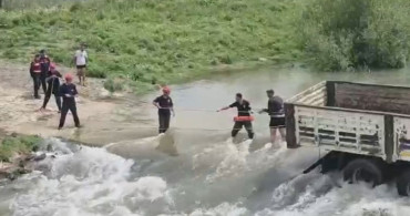 Adana'da Karaçay Nehri'nde Mahsur Kalan İki Kişi Kurtarıldı