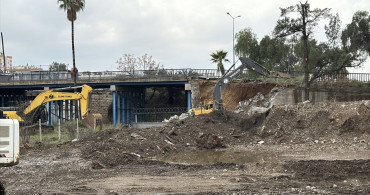Adana'da Kasım Gülek Köprüsü Yıkımı Başladı