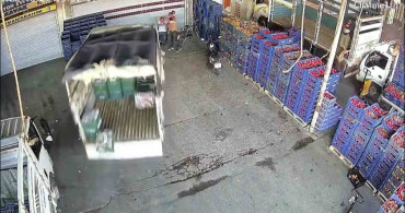 Adana’da kontrolden çıkan kamyonet pedestrian'a çarptı