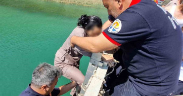 Adana'da köprüden düşen kadın itfaiye ekiplerince kurtarıldı