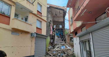 Adana'da Metruk Bina Sağanak ve Depremle Yıkıldı