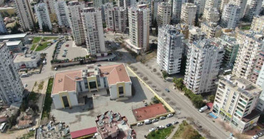 Adana’da okulun yanındaki ağır hasarlı bina korku saçıyor
