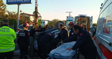 Adana'da Park Halindeki Araca Çarpan Otomobilde 2 Yaralı