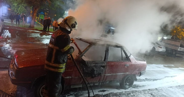 Adana'da Park Halindeki Araçta Yangın Kontrol Altına Alındı